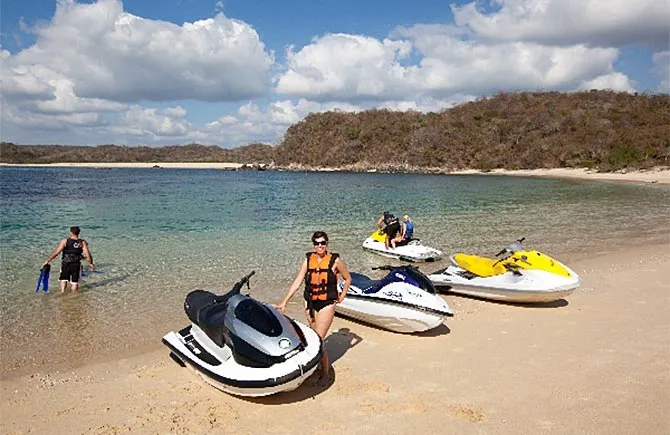 Jet ski bay tour through Huatulco's reefs